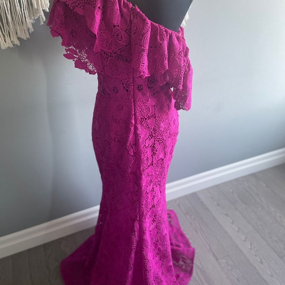 SLIT ASYMMETRICAL COLLAR ONE-SHOULDER LACE EVENING DRESS - Picture 3 of 9